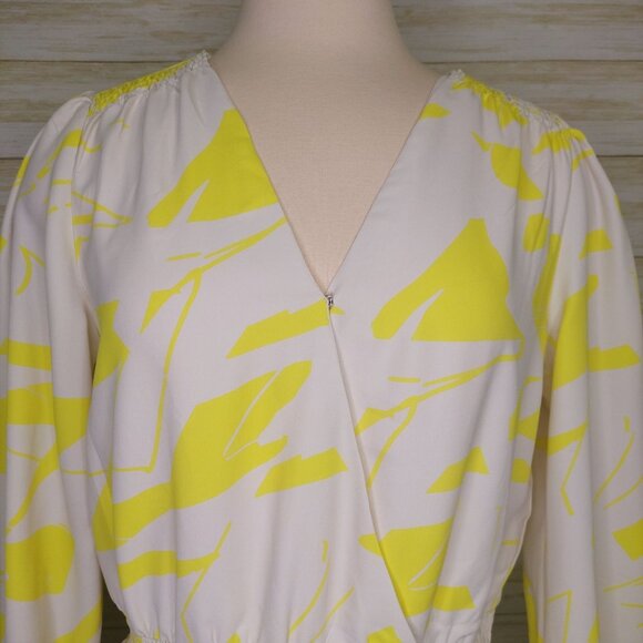 Vince Camuto Women's Yellow/White Abstract Print Smocked Ruffled Dress Size PM - Picture 4 of 12